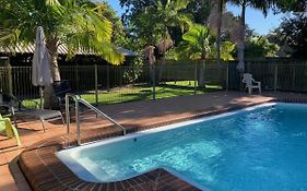 Sunny, 2-Bedroom Apartment With Pool, 200M From Caseys Beach